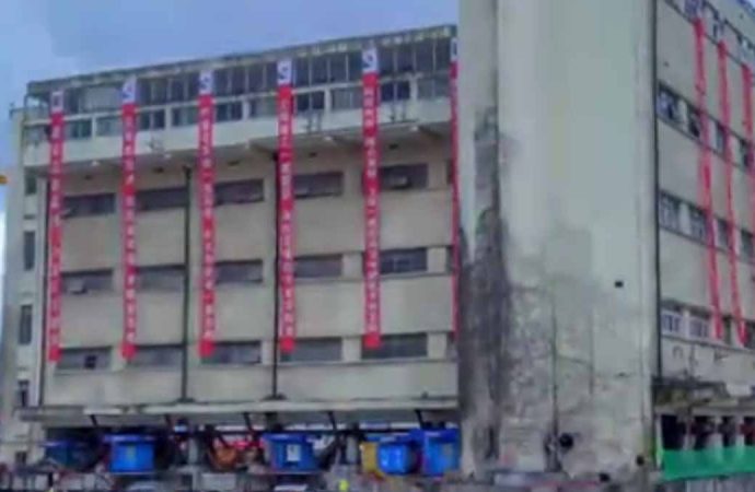 Beş katlı okul ayaklandı, robot bacaklarla 62 metre öteye yürüdü