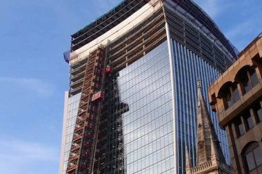 Londra’nın ‘Yakan bina’sına panelli çözüm