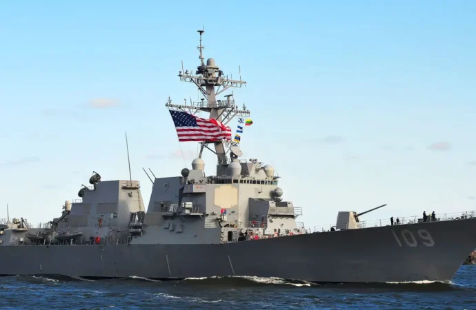 İddia: ABD savaş gemileri Hürmüz Boğazı’ndan geçti