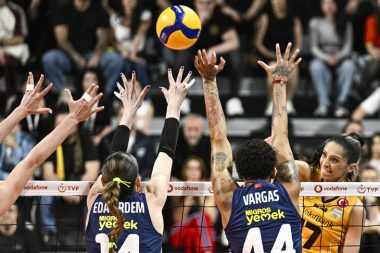 Fenerbahçe, Vakıfbank’ı 3-1 yendi, seriyi eşitledi