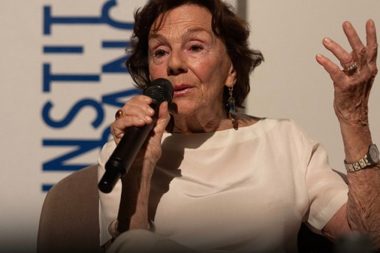 Padişah torunu Kenize Murad mücevher çantasını havalimanında unuttu