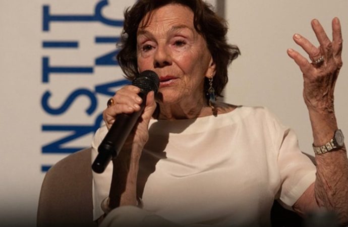 Padişah torunu Kenize Murad mücevher çantasını havalimanında unuttu