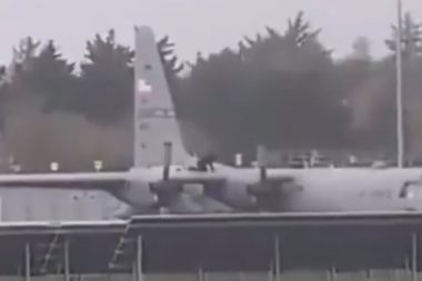 Amerikan askeri uçağına baltayla saldırdı