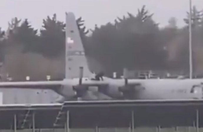 Amerikan askeri uçağına baltayla saldırdı