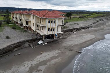 Deniz toprağı aldı götürdü, villalar çöktü