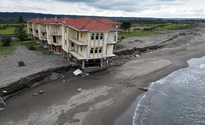 Deniz toprağı aldı götürdü, villalar çöktü