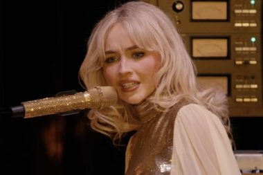 Dinleyici ‘zılgıt’ çekti, şarkıcı piyanoyu bıraktı