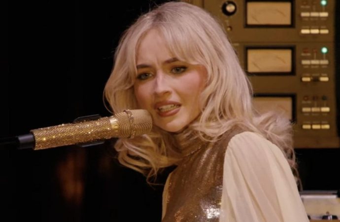 Dinleyici ‘zılgıt’ çekti, şarkıcı piyanoyu bıraktı