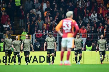 Galatasaray iki puan kaybetti, Fenerbahçe ümitlendi