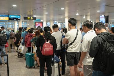 Binlerce kişi ülkenin kapısına dayandı: Çok ucuz