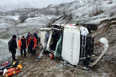 Ambulans uçuruma yuvarlandı: Hasta hayatını kaybetti, dört yaralı var