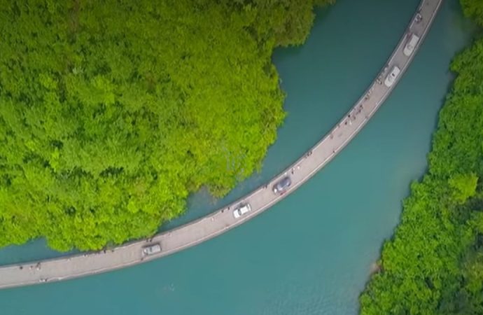 Suda yüzen 400 metrelik köprü: Arabalar vızır vızır geçiyor