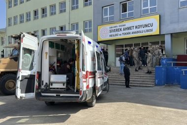 Liseye silahlı saldırı: Bir kişi öldü, 16 yaralı var