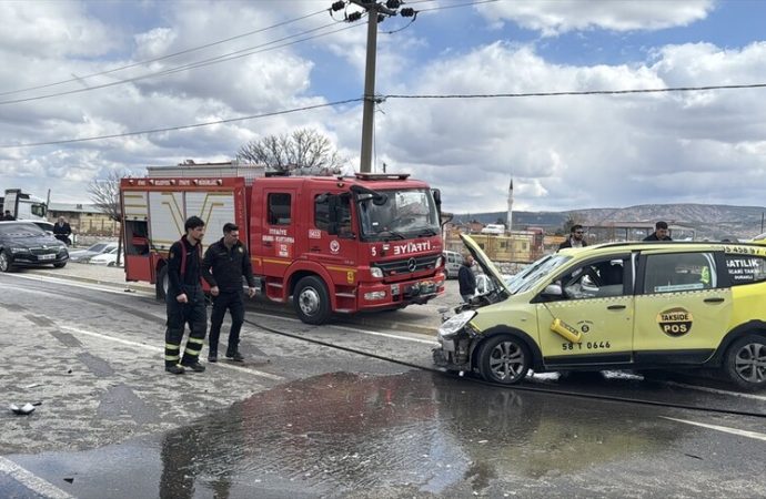 Taksi özel araçla çarpıştı, dördü futbolcu altı kişi yaralandı