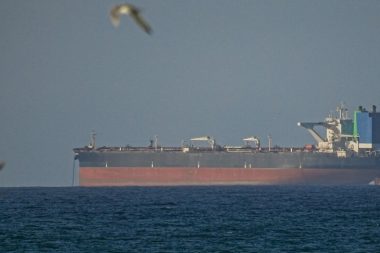 Çin gemisi ablukaya aldırmadı, Hürmüz’ü geçti gitti