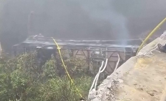 Yolcu otobüsü devrildi: Çok sayıda ölü var