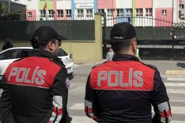 Her okulun önüne iki polis görevlendirildi