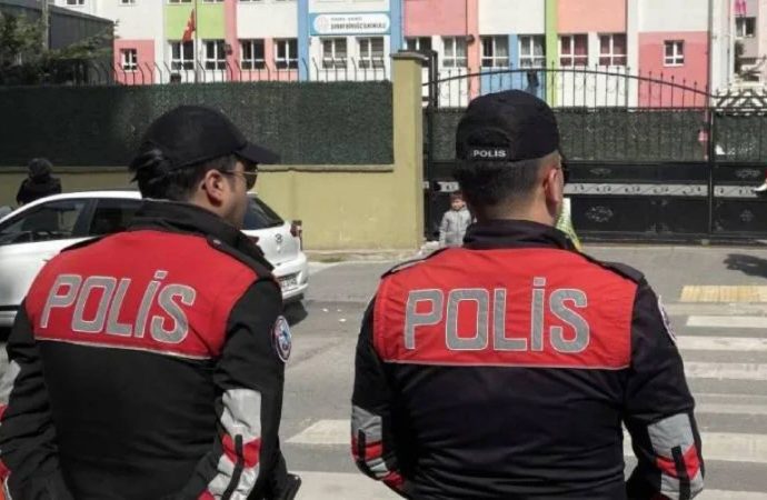 Her okulun önüne iki polis görevlendirildi
