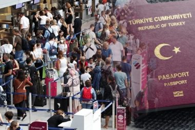 Pasaport kontrolünde uygulama değişti: Yeni sistem uçak kaçırtıyor