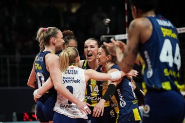 Büyük heyecan: Fenerbahçe, Vakıfbank’ı yendi, final serisinde durumu 2-2’ye getirdi
