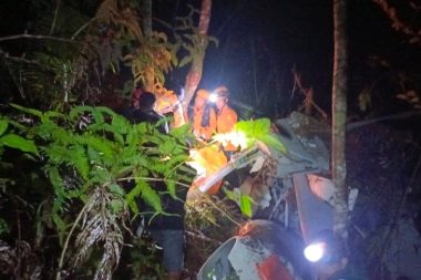 Endonezya’da helikopter düştü: Sekiz kişi hayatını kaybetti