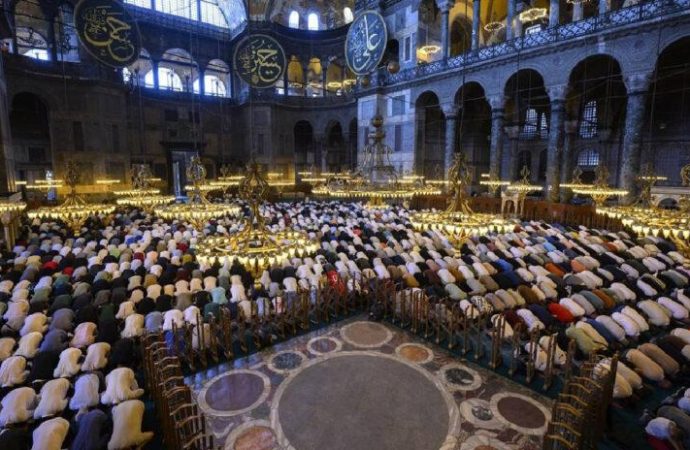 Allah’a inanıyoruz, elhamdülillah Müslümanız ama namazda yokuz!