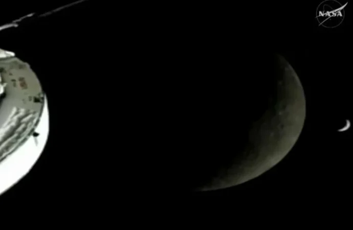 Ay’a dönüş: Dört insan, dünyadan en uzağa gitme rekorunu da kırdı