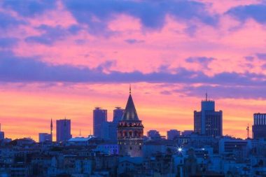 Her sabahı övmeyelim de dizimizi mi dövelim?