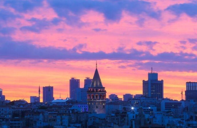 Her sabahı övmeyelim de dizimizi mi dövelim?